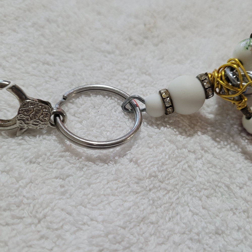Floral Beaded Keychain - Picture 4 of 5